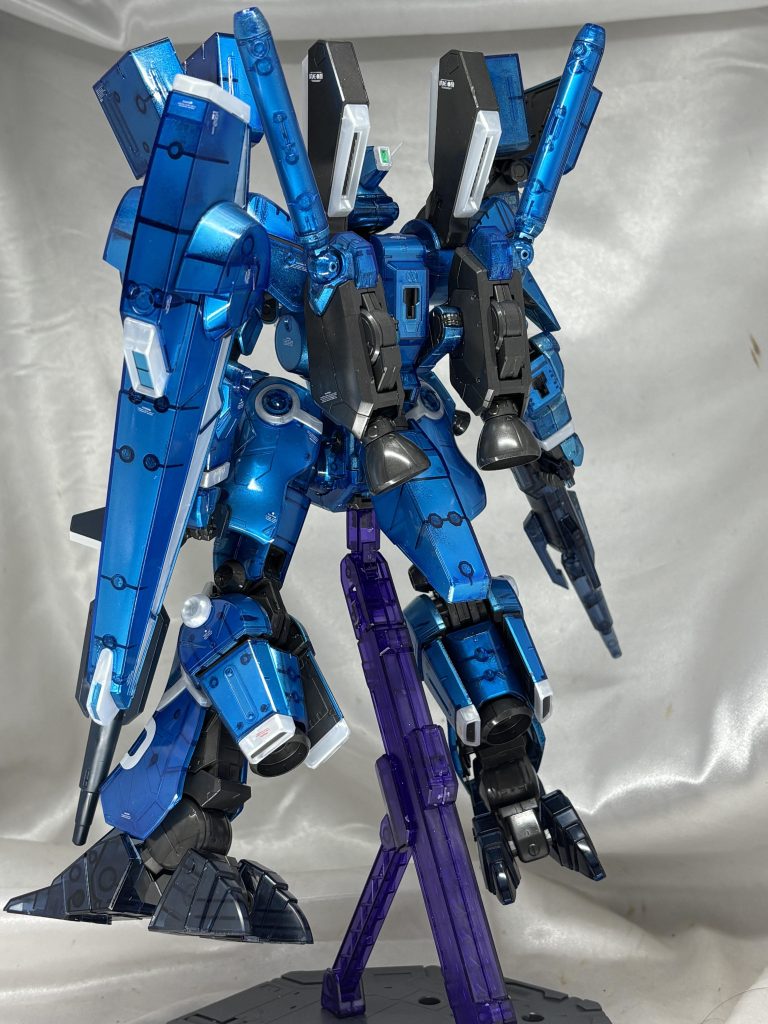 裏側からはシルバーリーフ。表面はクリアブルーを吹きました。このキットのクリアブルーはかなり淡いので裏地シルバーだけだと銀色っぽくなるのでクリアブルーの成型色の上にクリアブルーを吹いてます。メカニカルコアシルバーリーフって感じです。