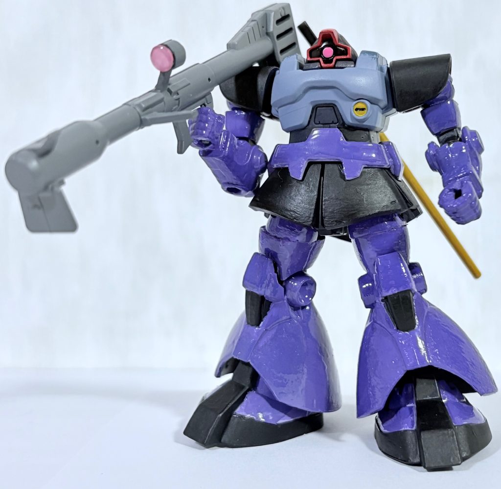 大きさ約9cmの食玩といえどもアサルトキングダムはフル可動なので、可動フィギュアとしても侮れない。ジャイアントバズのスコープ部分はHアイズを使用。ヒートサーベルも塗装(塗らないと真っ白なのだ。せめてグレーの成形色にして(gundam-kao10))。