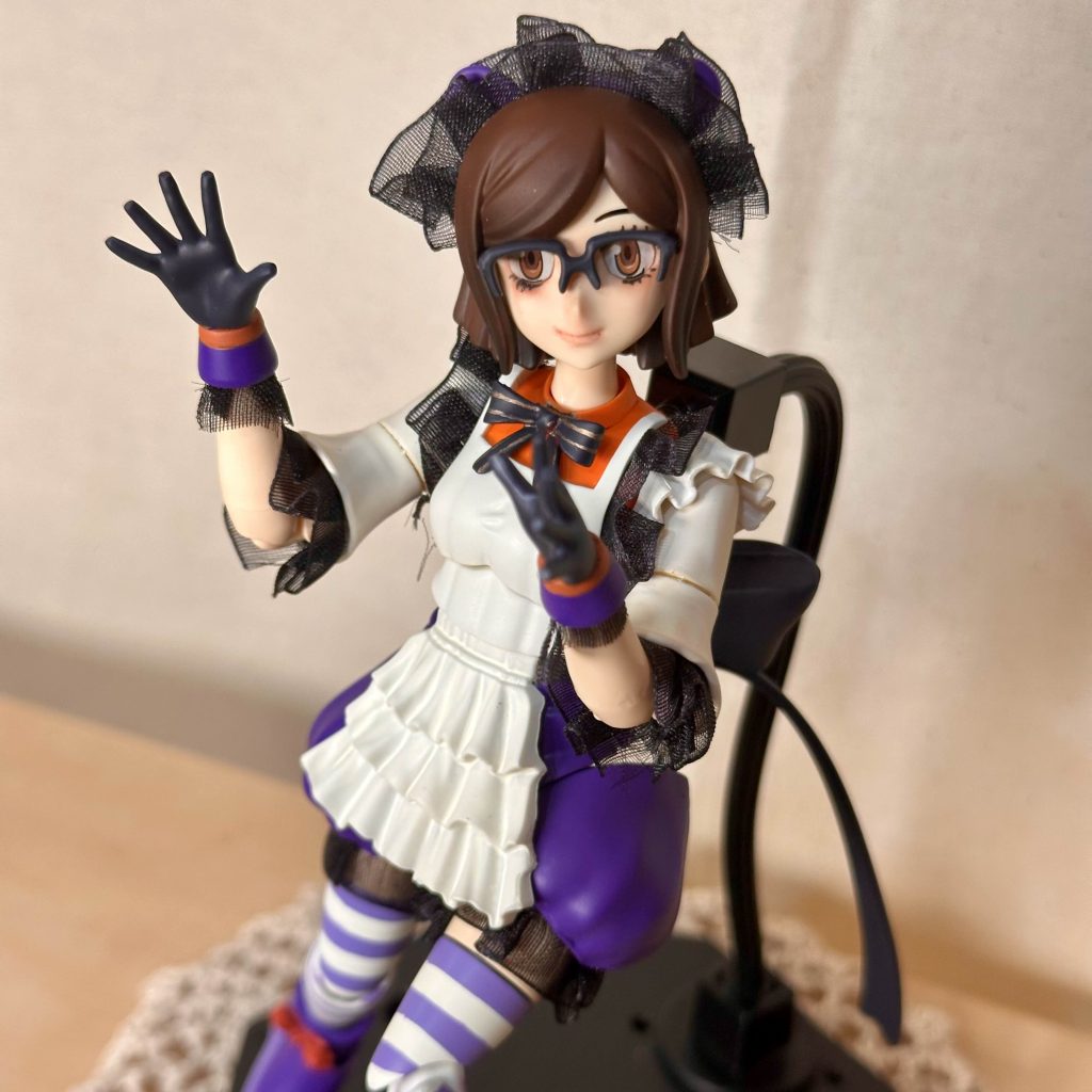 お顔もはじめてのメイクを施してみました .ᐟわたし自身が普段使用しているメイク用品を使用したのでお揃いメイクです .ᐟ4年の間にまゆげのパーツを失くしてしまったのでまゆげは実は空洞です… ⍨⃝今度、パテか粘土で制作予定…( ᵕ ᵕ̩̩ )