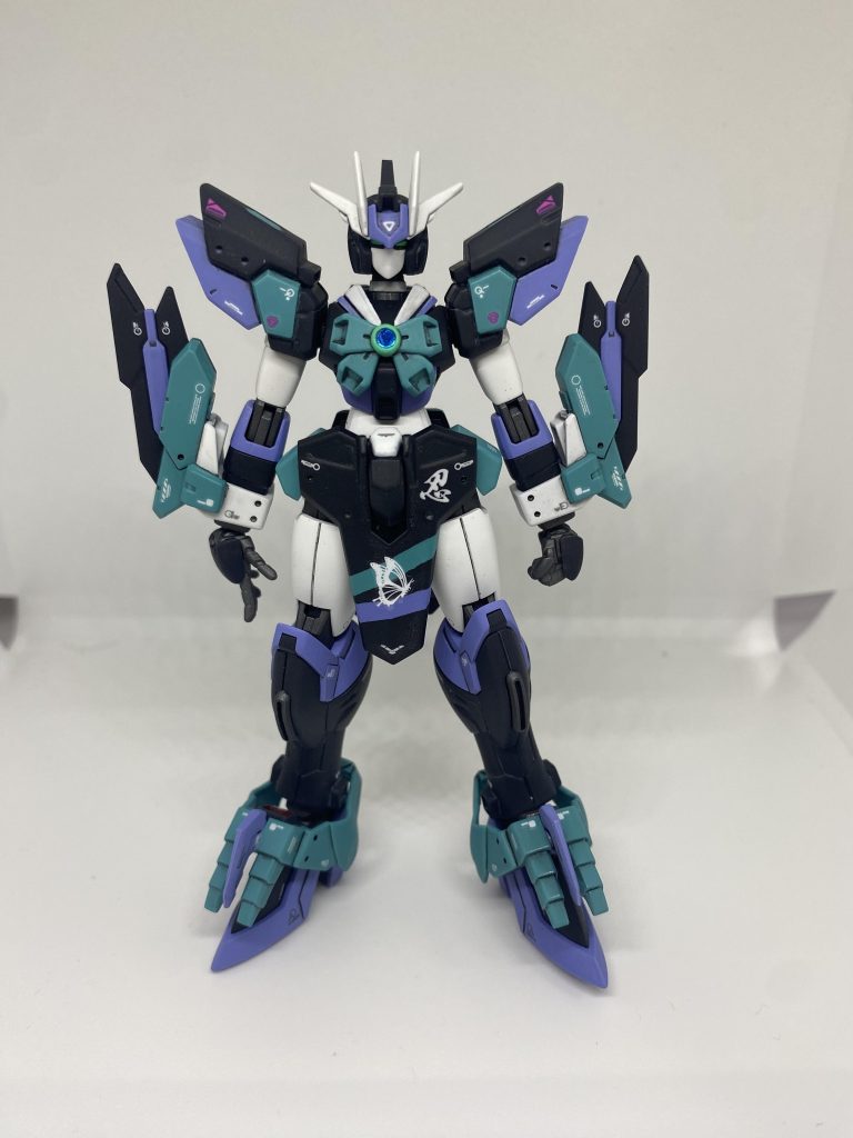 モチーフは蝶でしたが、パーツの形や配色から忍者っぽく見えてきたので「蝶＋忍者」の形で完成させました。