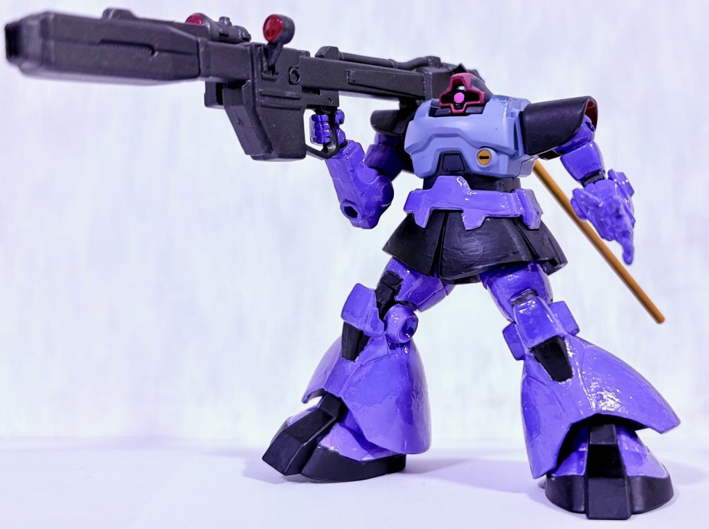 今回は別の食玩から流用した「ビームバズーカ」が持てるように改造した。大きさ的にちょうど良かったので、手首ごと交換できる。