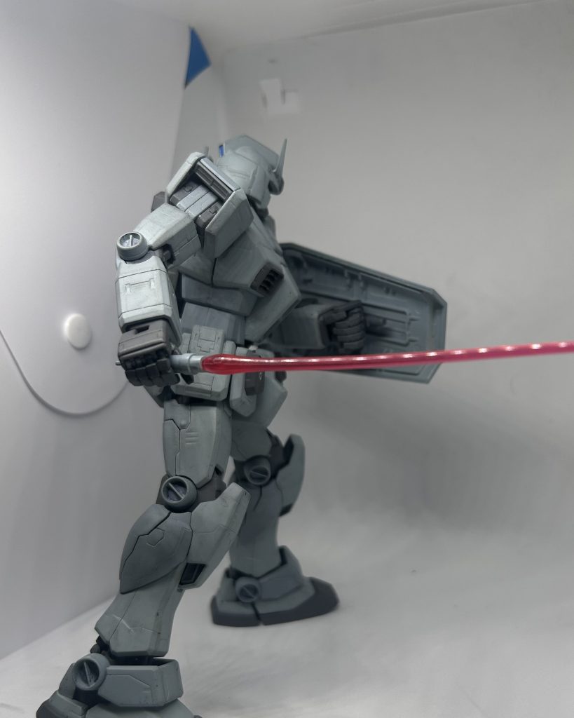 カラーリング。Gー3は複数のカラーイメージがある機体ですが、大河原邦夫デザインっぽくまとめました。……っぽくってのがミソです。要はイメージのカラーリングです。まぁ、めっっっっっっっっちゃ地味にになりましたが。使ったグレーは、ライトゴーストグレー。ダークゴーストグレー。グレイバイオレット。ガンシップグレー2です。あとバーニアにはガンメタルシルバー。ライフルのスコープにはチタンシルバーを使ってます。……写真じゃ分かりにくいか?(肉眼でも分かりにくいですが)デカールは五月蝿くならない程度に。結構全身にディテールが入ってるんでそれのバランスのためです。