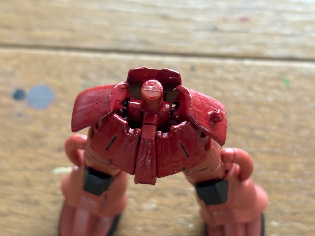 ザクのスカート部分にボールジョイントを仕込んで改造しておいた。元のままだと後ろ部分と一体化しているため、股関節がほぼ動かず、ポーズがつけにくい。そこでスカートを分割して自由に動かせるようにした。