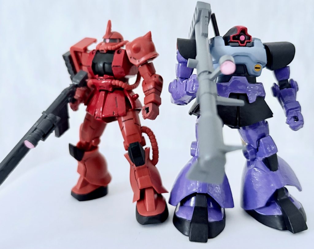 アサルトキングダムのリックドムと比較。シャアザクの方が一回り小さいものの、ちょうどいいサイズ感になっている。※現在タイアップ中の某赤いきつねと緑のたぬきのラベルを意識したわけではないが、図らずも似たような構図になった。余談だが、某ヒゲのおじさんは小説版ファーストではリック・ドムにも乗っていた（リックドム、緑か青に塗れば良かった・・・💦）。