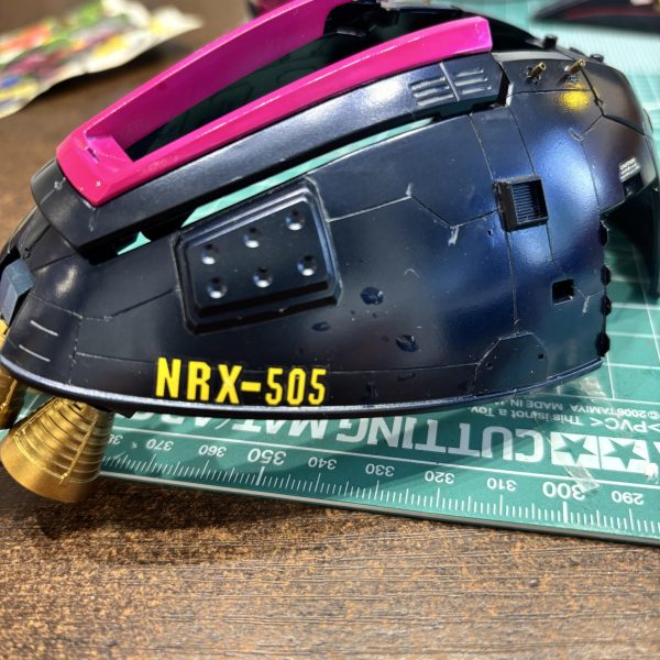 久しぶりにデカールを貼ってみようと😊大昔ガンダムデカールがよく50円とかで売られていまして、その頃たくさん買い溜めました😊劣化して使い物にならないものも多いですが😓 いざデカールを‼️と思ったのですが、持っていない。ティターンズのデカールを。そもそもこれまでティターンズのMSをほぼ作ったことがないことに気づきました😱HGUCギャプラン、MGガンダムMarkII（スーパーガンダムの塗り替え）のみでした💦そこで思いついたのがGHL。デカールが付いていたはず。ありましたよ、ライバル機特集にティターンズのデカールが‼️雑誌価格が高騰し永らく購入していません。こんなところで活躍することになるとは😆ちまちま貼っていきます👍（2枚目）