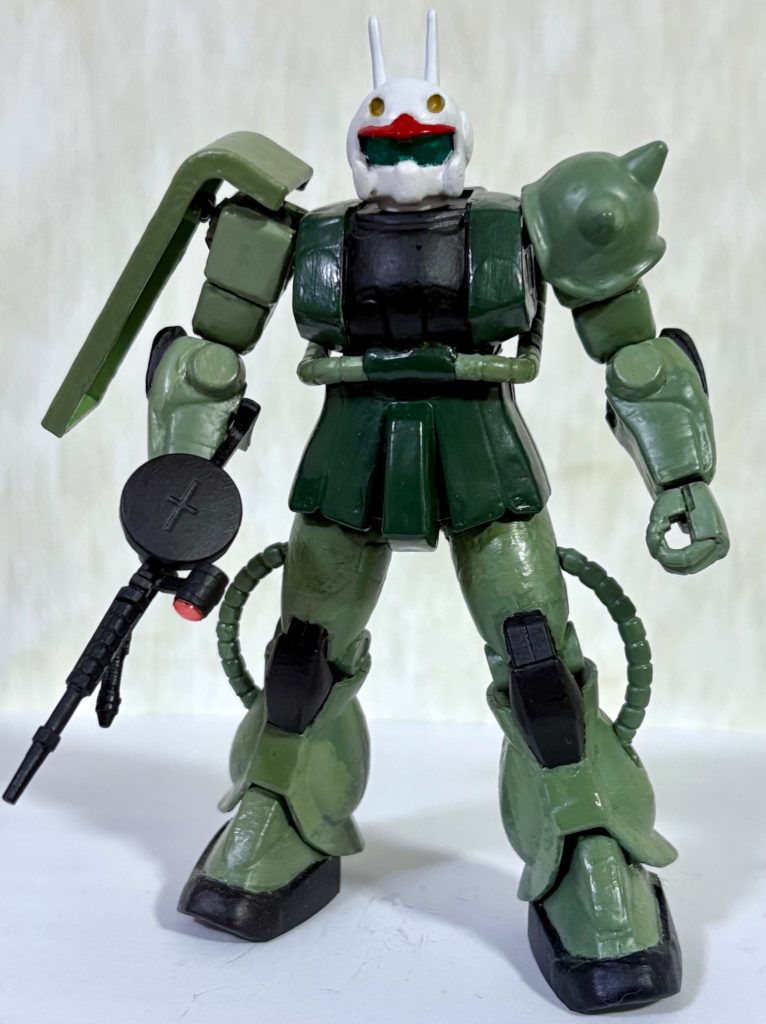 まずはTHE ORIGINに登場した「ガンキャノン頭のザク」。これは夏に改造したFGザクの頭部をキャノンに交換したものである。こちらはボールジョイントの受けが同じ構造なのでこのような遊びができる。まぁ後に「ザク頭のゼータ」も出てくるから、その辺は割と自由な感じでいけるのがガンダムシリーズのいいところである(zaku-kao4)