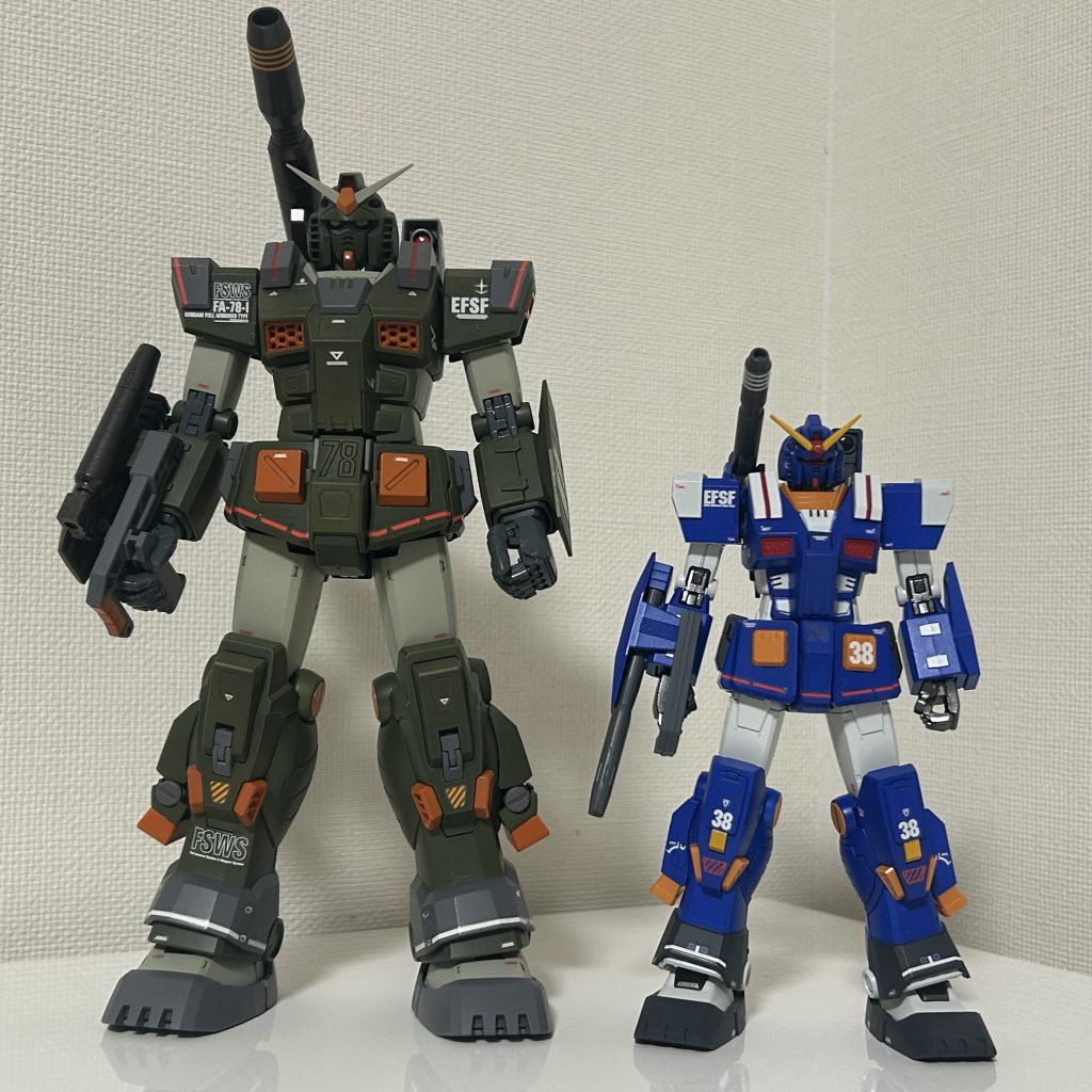 過去に作ったMGフルアーマーガンダムと並べて見るとニヤけてしまいますねwMGの方は元はブルーカラーをグリーンに全塗装してます。HGとMGとでわざわざ色を入れ替えて塗装してしまってますが…どちらもお気に入りの作品ですw