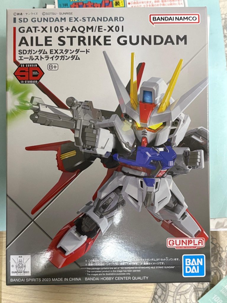 作品名：SDエクススタンダードのエールストライク。<p>今日は仕事帰りにヤマダ電機に寄って、SDガンダムエクススタンダードのエールストライクを購入。 ここのところファーストガンダムばかりだったのでSEEDのプラモも息抜きに組み立てる(gundam-kao6) 個人的にストライ […]</p>
