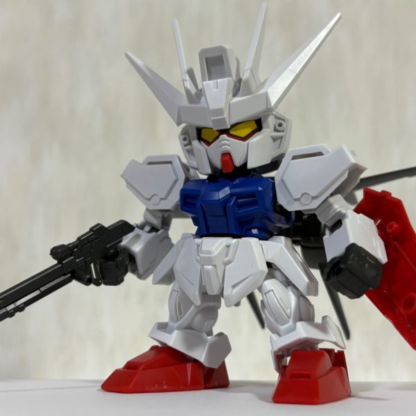 素組みの状態。イマドキのキットなので15分もかからずに完成(zaku-kao2)アクションも昔のSDより動くが、最低限の塗装は必要(gundam-kao6)さて、どんな風に塗るかなぁ^_^（2枚目）