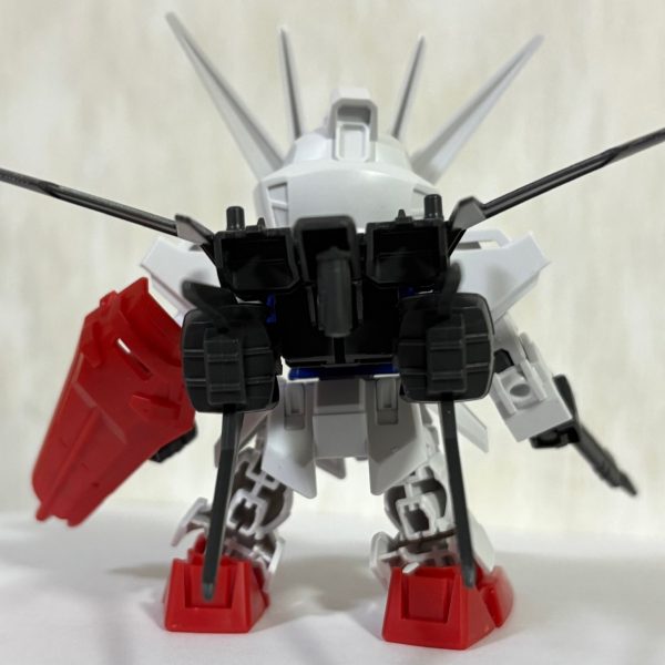 素組みの状態。イマドキのキットなので15分もかからずに完成(zaku-kao2)アクションも昔のSDより動くが、最低限の塗装は必要(gundam-kao6)さて、どんな風に塗るかなぁ^_^（3枚目）