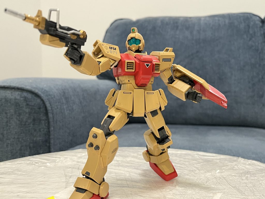 ビームライフルよりマシーンガンはジムに似合います。可動は期待しませんが、ほぼ片足で立つことができるのはすごいです。