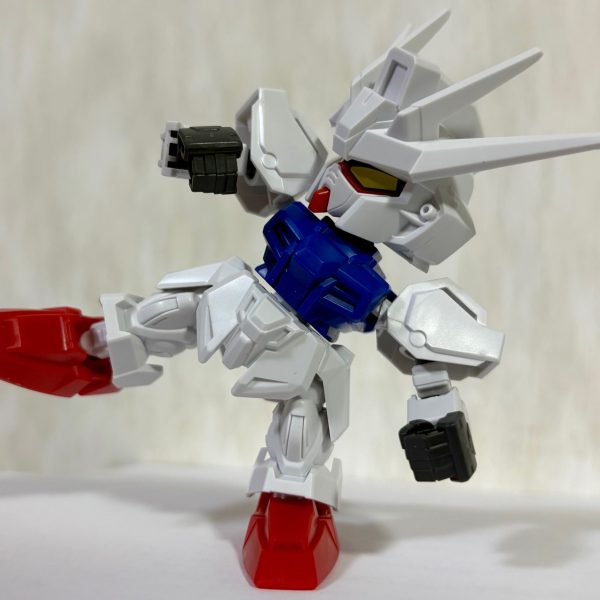 素組みの状態。イマドキのキットなので15分もかからずに完成(zaku-kao2)アクションも昔のSDより動くが、最低限の塗装は必要(gundam-kao6)さて、どんな風に塗るかなぁ^_^（4枚目）