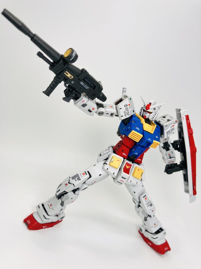 両肩は嬉しい緑&赤のランプユニット標準装備、これはツインアイと一緒にレジン液を塗布ですね👍