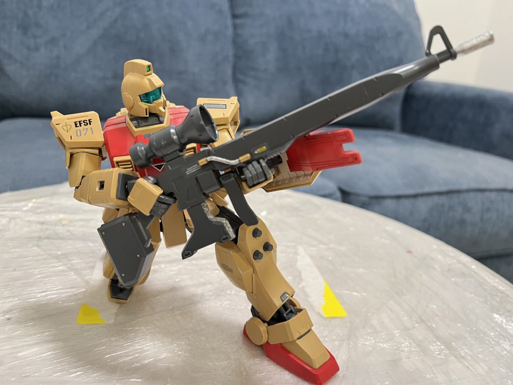 付属される専用のライフル持ち手おかげで狙撃ポースは可能です。