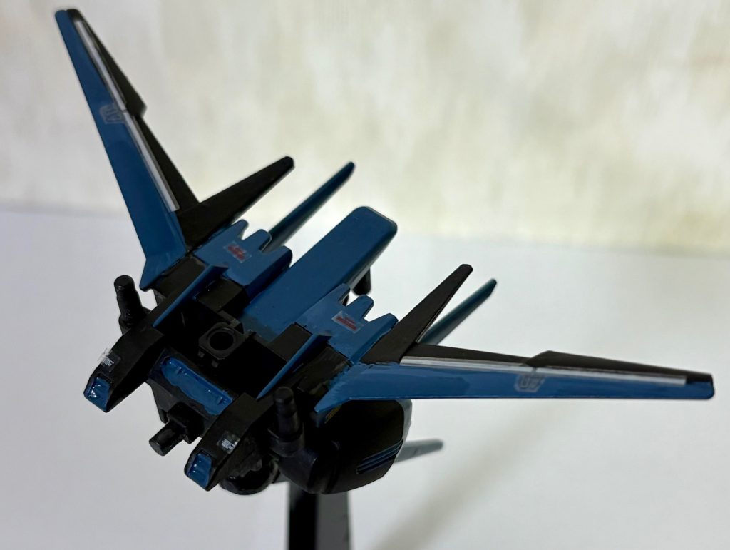 エールストライカーにもデカールを貼り、リアルタイプGファイター風に塗装。ミディアムブルーで塗るとステルス機みたいだなぁ。