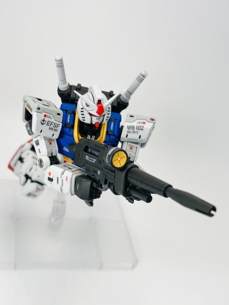 シャアの駆る赤いガンダムよろしく、最近流行り(⁉️)の前傾姿勢両手持ちビームライフルの突撃ももちろん可能🥴