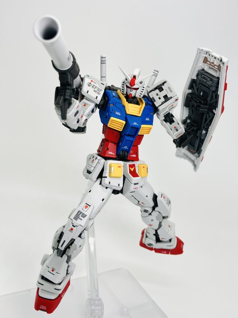 ご覧のとおり胴体部分もコアファイターごと前屈します😄しがしながら写真で見ると、少し胴長に見えますね😑　やはり改めて78ガンダムは完成されたベストプロポーションのバランスなんだと思い知ります🧐