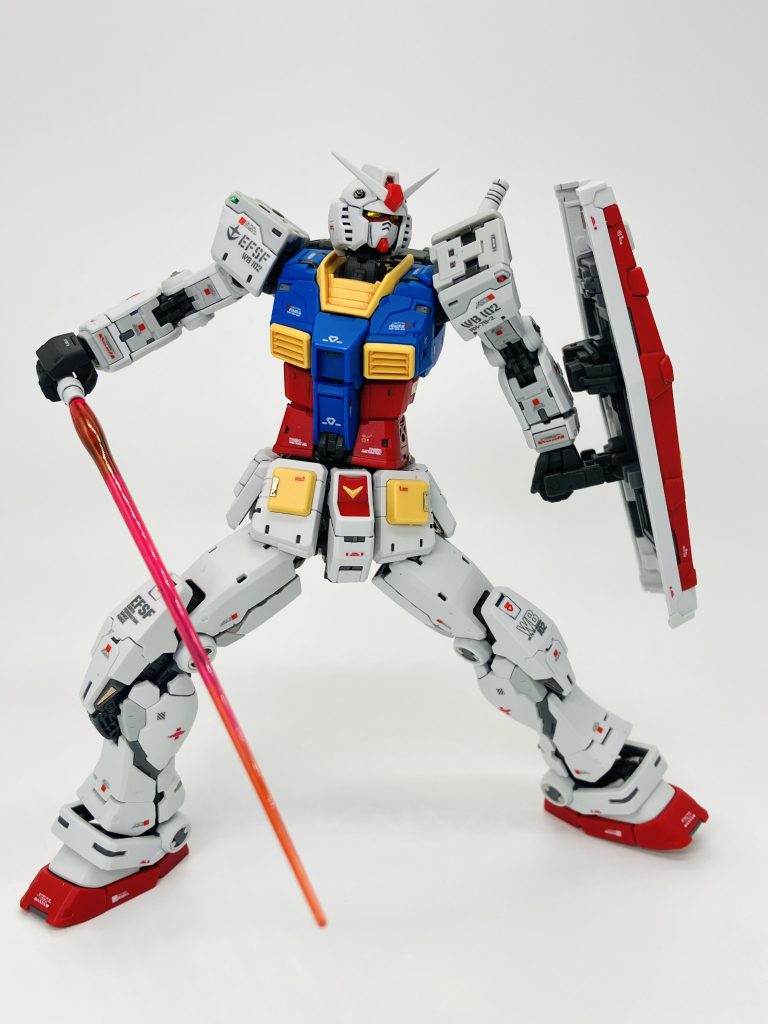 ビームサーベルはいつも通りのクリア軟質素材が2本😚サーベルラック基部から稼働するので着脱シーンも再現可能👍