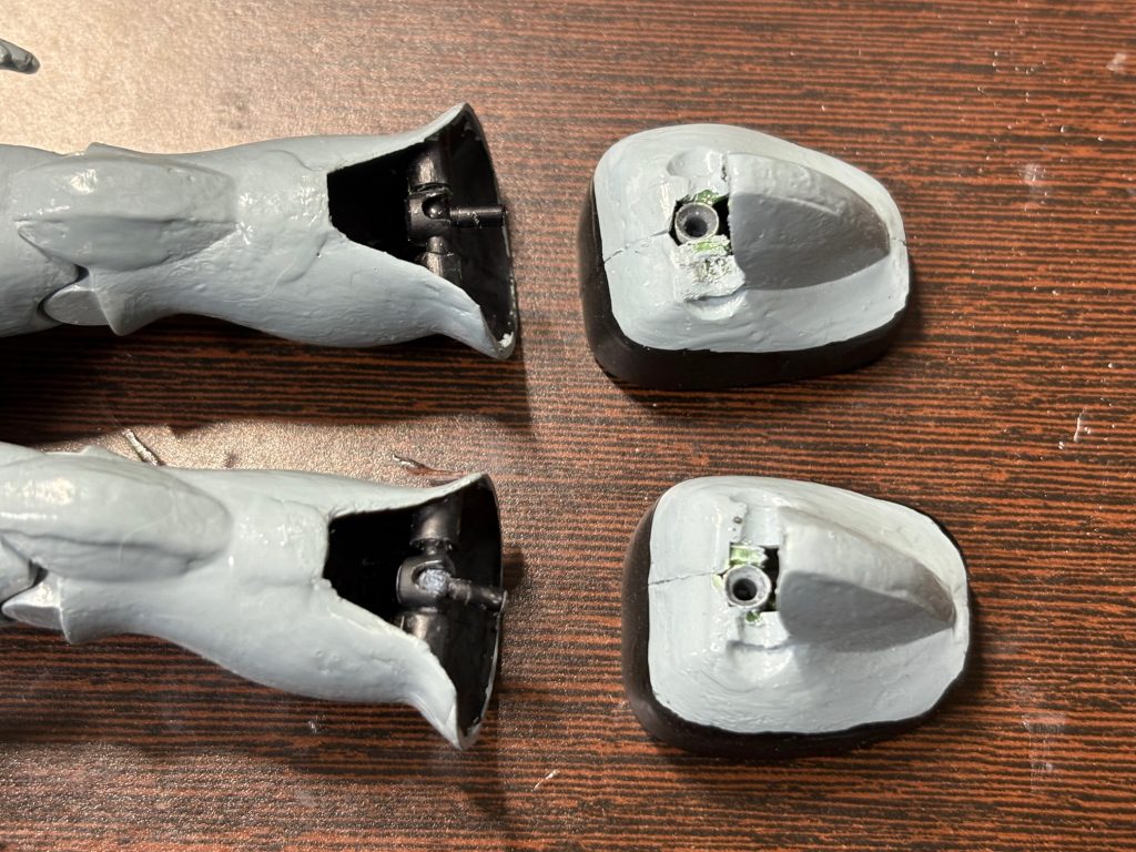 なお旧ザクやグフは別パーツ化しているの割と加工が楽。