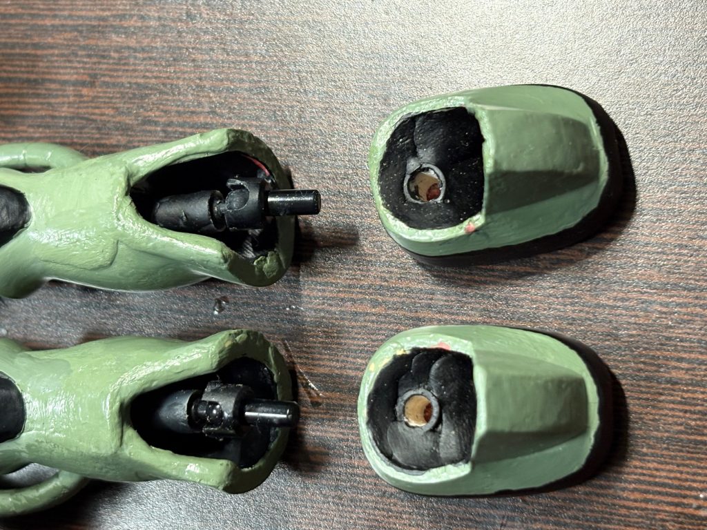 旧キットザクを所有している方はご存じだろうが、足は一体化しておりほとんど動かない。そこで最初にやるのが足首のカッティング。カッティング後はジョイントキャッチャーを埋め込みパテ盛りし、足首にボールジョイントの可動箇所を仕込む（色も塗り直さなきゃ・・・💦）。