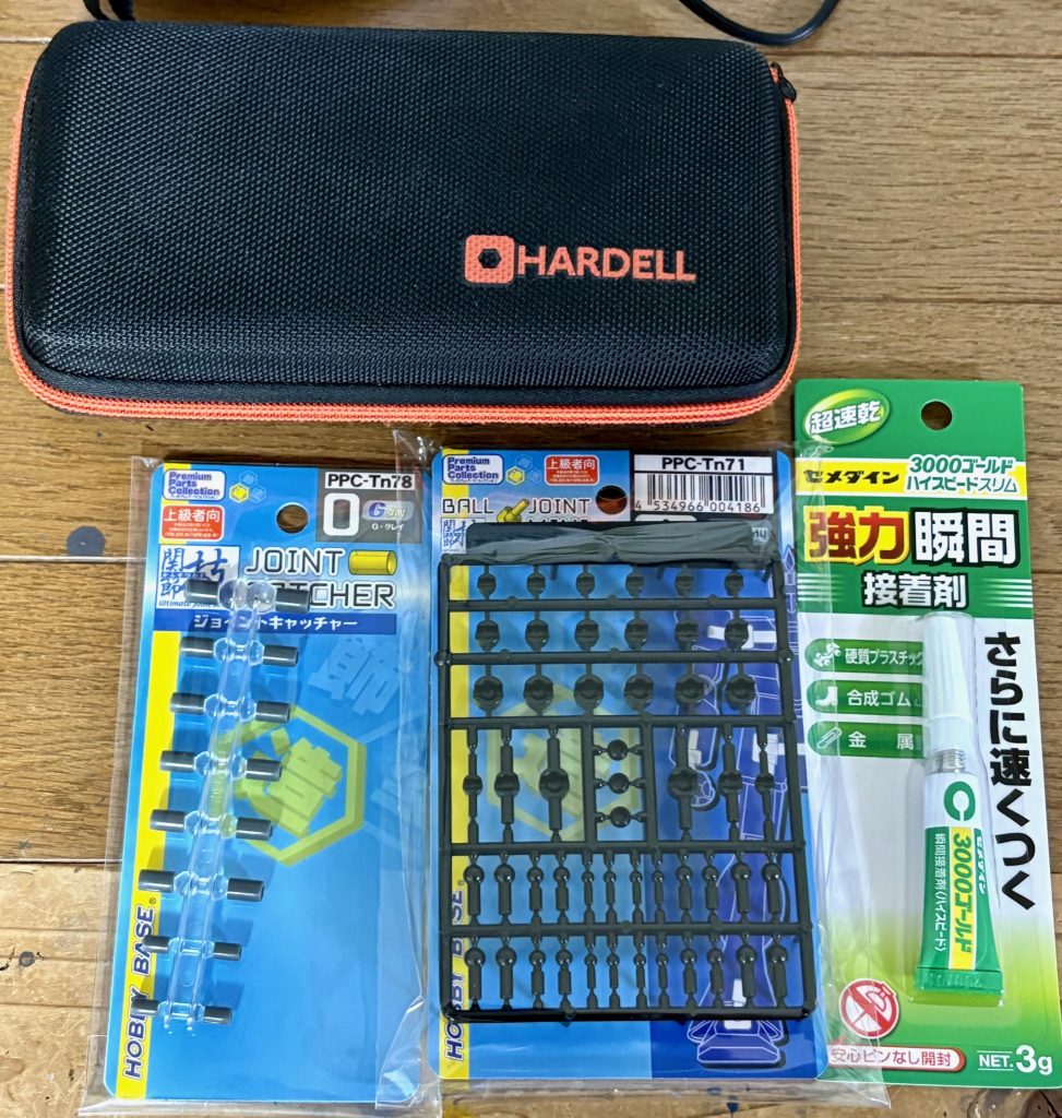 小生がもっぱら改造に使うツールはこちら(gundam-kao2)おなじみホビーベースのボールジョイントとジョイントキャッチャー、百均の瞬間接着剤とホビールーターである。ジョイントとルーターはAmazonでまとめて3000～4000円ぐらいで気軽に買える(gandam-hand2)
