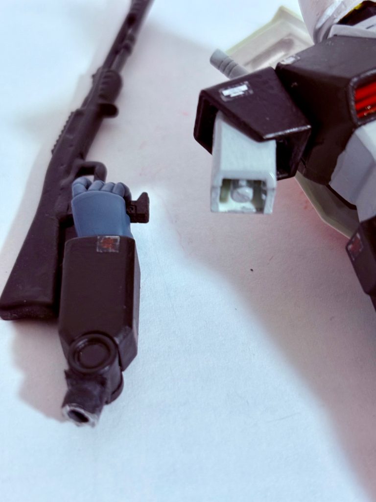 旧キットとそのリバイバル版の共通の欠点は二の腕のロールが無いのである（これはGMにも同じ事がいえる）。そのためビームライフルの構えを再現するには画像のように改造が必要。
