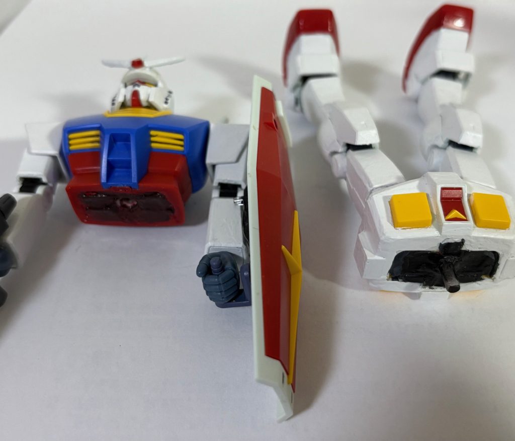 連邦軍のモビルスーツだと設定上、あらかじめAパーツとBパーツに分離する必要がある。