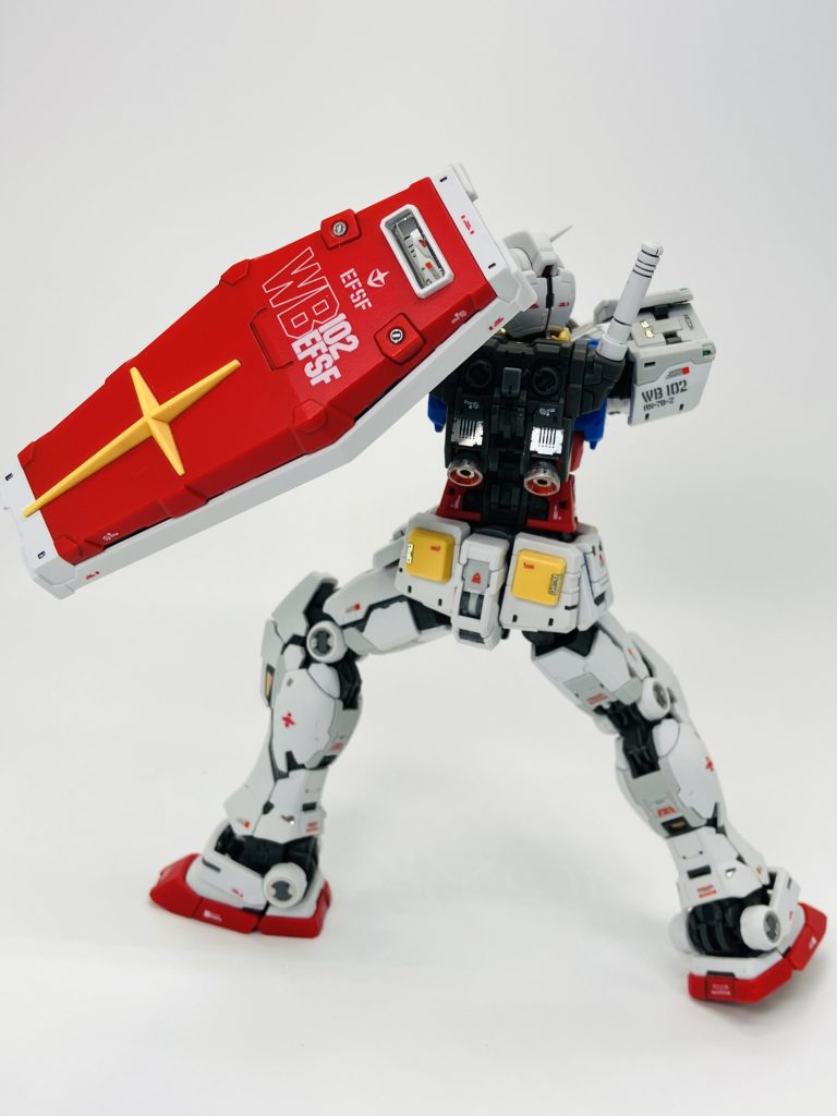 この小ささですと私の技術力ではかえってゴチャゴチャしてしまいそうだったのと、モールドがシャープなので天然光で十分な気がしました（←デカール貼り倒し奴が何を言うか🤣）🙃以前の作品ですがMGガンダムver.OYWと同じアプローチです😉