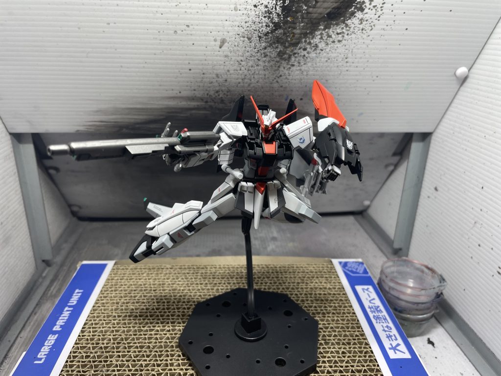 ビームライフル構えやはりSEEDアクションシステムいいですね。ポージング取りやすくていいです。センサー部分の塗り分けしてますが若干甘かったところもありました。先に塗っておくのがよかったかも。