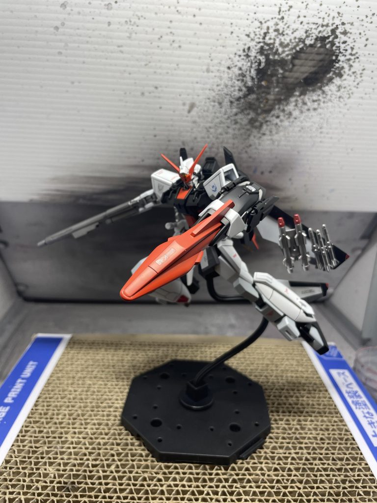 ビームライフル別構えシールドの向き変えてみました。なんか刺突攻撃もできそう。赤色が想像通りの色でした。近くに塗料買える場所なくて困ります。。。