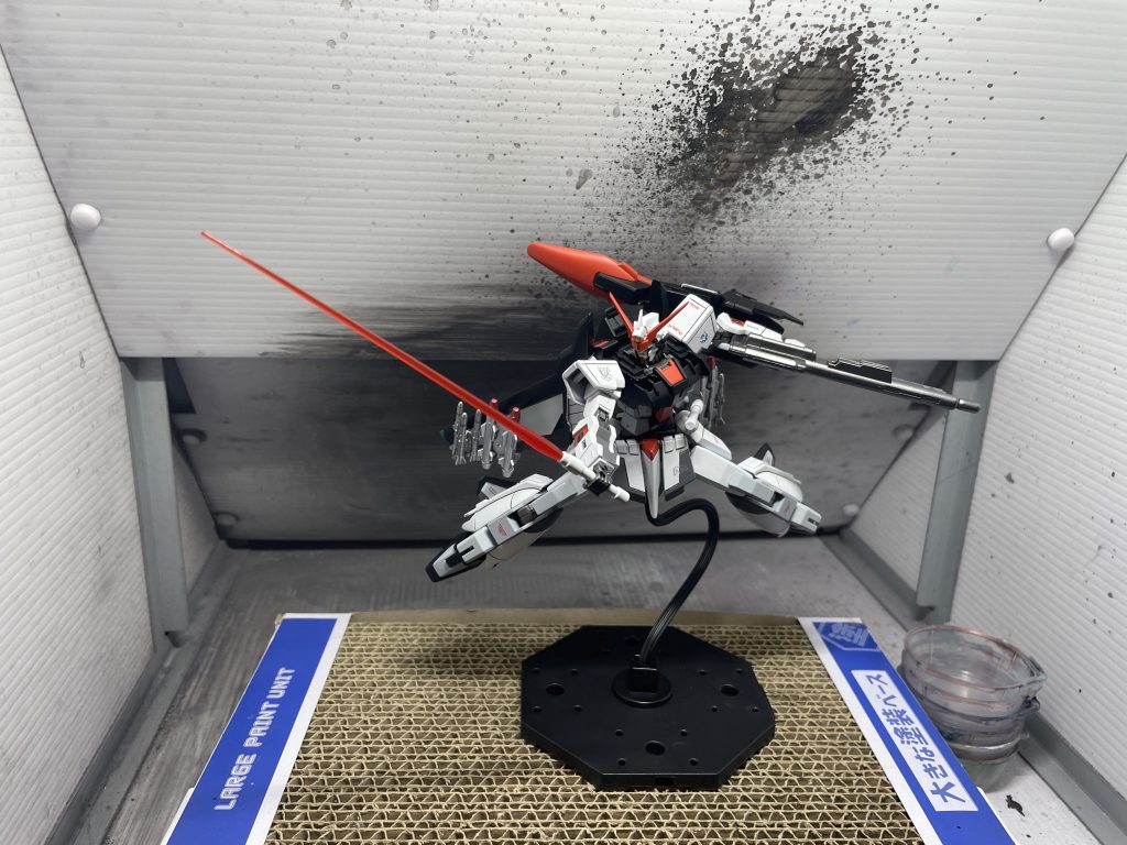 ゼータガンダムのパッケージアートポージングパッケージアートがかっこいいし、似ているので取らせてみました。サーベルエフェクトがなかったのでその辺のサーベルエフェクト付けたらシヴァのやつでした。赤でもいいよね。