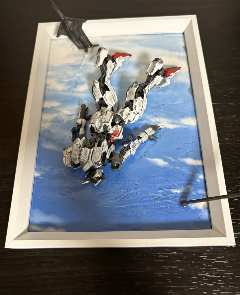 上から台座は100均の写真立てに青空の写真を入れレジンでガンプラを固定しました。欲を言えばクーデリアも作りたかった。機会があれば外で撮影したいです。