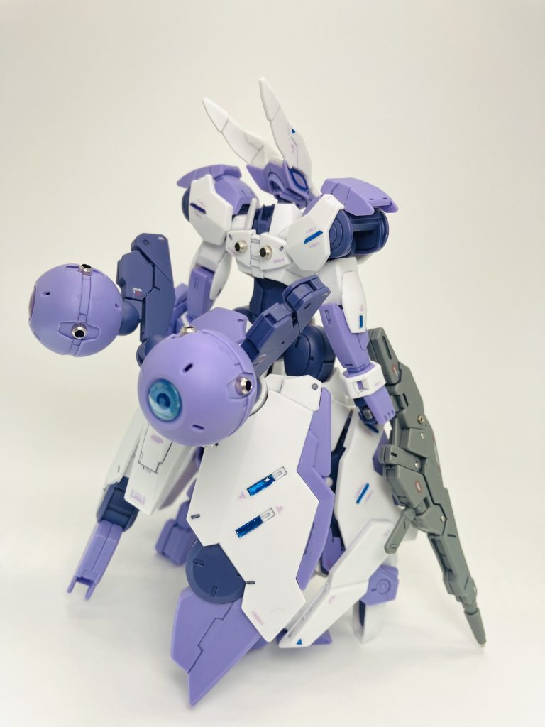 背面のホバーユニット上の球体は「ノンキネティックポッド」、多分ビット的な何か🥳相互Ｆ様のアドバイスでクリアーパーツの裏側からホロマーカーという異次元の発想がクリティカルな輝きを✨メチャ気に入ってます😍