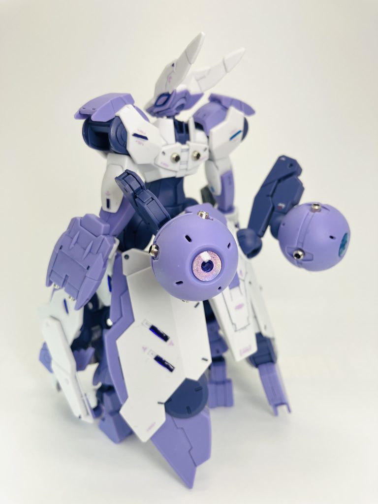 ベギルベウ本体のバックパックは付属しませんので背面は大胆な凹穴、仕方ないのでメタルパーツ詰めます😤なお、ホバーユニットは90度まで跳ね上がることも可能🉑