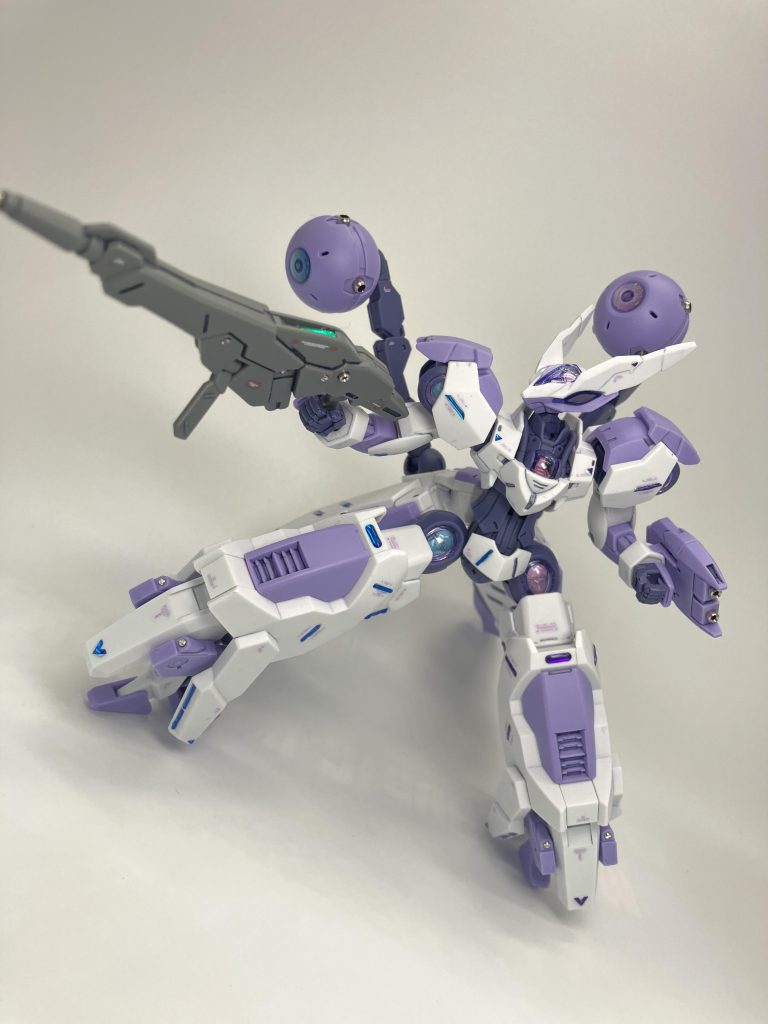 スリットのモールドなど、全体的にメタリックシール&レジン液を🥴右側をブルー系統、左側をパープル系統のシールですが、いかんせんパープルのシールが集光力が弱いのか目立ちません😑