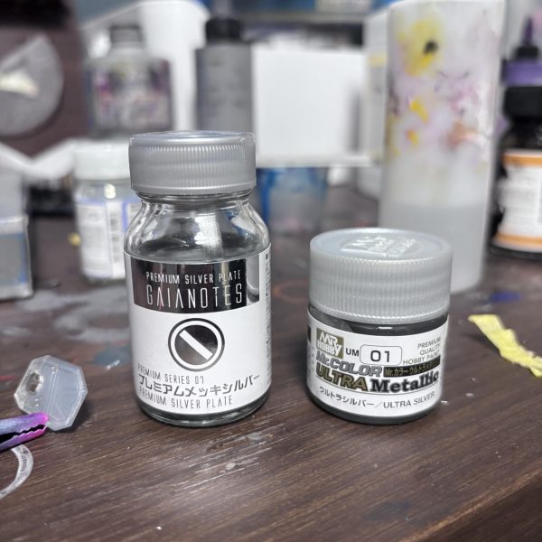 RGνガンダムクリアverを購入したので、メカニカルコアメッキ風に仕上げようと奮戦中です。サムネ写真はなんかのイベントで入手したMGストフリクリアverです。裏からスーパーシルバー吹いてみました😆透明プラ板のテストピースにビスマスパール、ムーンストーンパール、プレミアムメッキシルバー（買ってからミラークロームがよかったと知りました）、ウルトラシルバーを吹いてみました。何が正解かわかりません。透明プラ板に塗装すると、透け透けで塗装の難しさを痛感しました。下地に左右される、隠蔽力が、というのはこういうことかとわかりました。ひとまずストフリを実験台に仕上げてみます。かっこよかったらアップします😊 （2枚目）