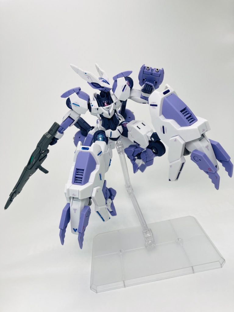 このゴツい見た目の足は外部ユニットで、トルシュ自身の脚部は細い美脚😉