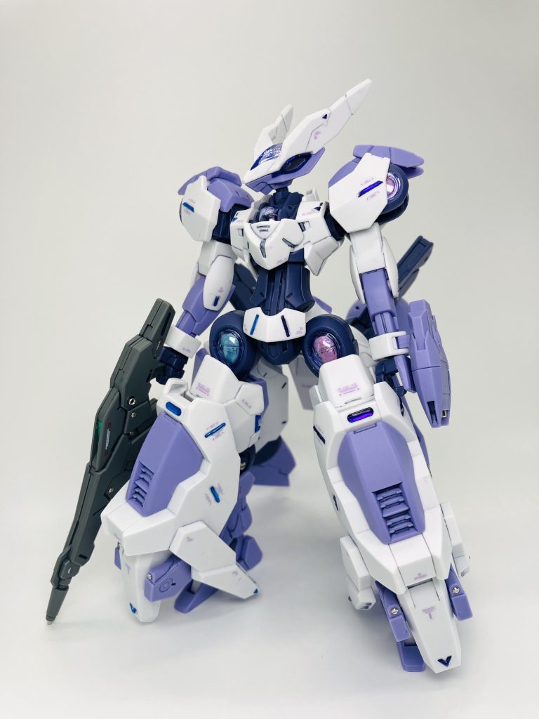 両肩部と両脚部付け根のクリアパーツ奥もホロマーカーで塗装&レジン液で細工🤗クリアーパーツを研磨したので、なかなか面白い感じのアクセントになりました🫡