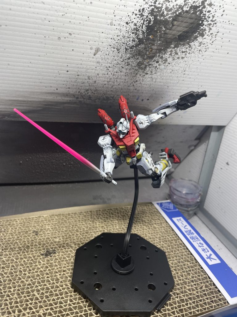 ビームライフルとビームサーベルでポージングサーベルはシルバーでグラデーションして蛍光ピンク塗ってます。ビームライフルは塗り分けしたんですがライトグレーじゃなかったかな。。。