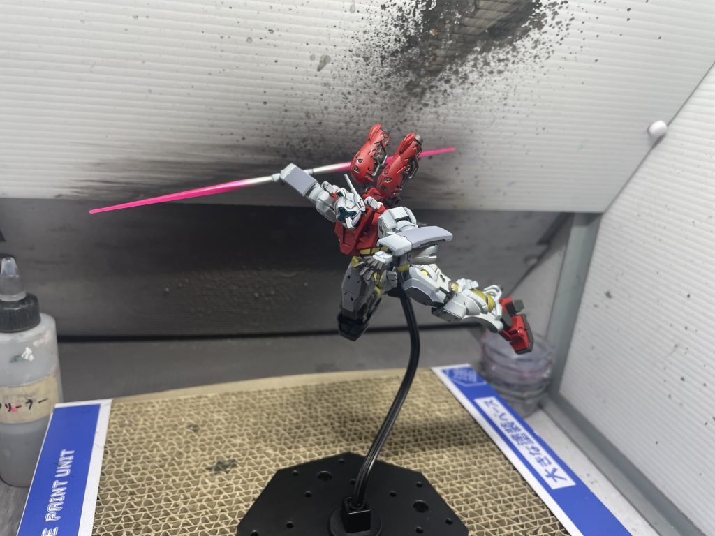 ビームサーベルのみでの突撃っぽくゲルググということでビームナギナタらしくオリジナルギミックにて。いつもスターブライトゴールド使いますが今回はブラス使ってよかったです。チラッと見えるエナメルのチタンゴールドやガンメタルがワンポイントです。