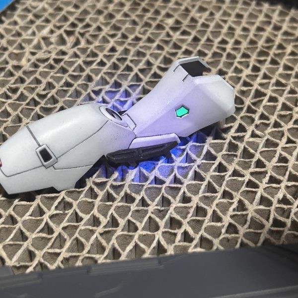 ようやく、センサー部等の細かい塗り分けが終わったので、頭部から組み立て再開を始めました。まだ、スラスター内側が塗り終わってないので、肩やバックパックなどの組み立てはできません。（2枚目）