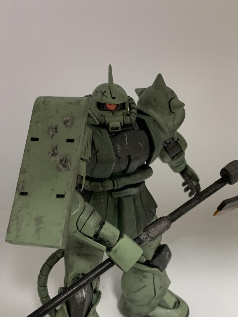 ガンダムさんに撃たれた傷です。傷だけで言うと隊長というか司令になった頃のザクさんですね。