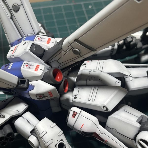 材料調達と加工の用意さを考慮して。。。コメントいただいたプラ棒の意見を参考にさせていただきました。アルミ板はやめて、折れた破片をそのまま活かして復活しました。折れた箇所が根本からだったので、その部分を2ミリ幅で貫通穴を作りました。すると、最中構造になっているのでダボ穴が出てきます。そこまでの深さが約5ミリでしたので、そこを壁にして折れた破片を差し込み接着しました。破片はH断面になっており部分的に薄いということもあり、瞬間接着剤をパテ代わりに破片の凹部を埋めるようにしました。指で負荷をかけても曲がりがかなり減ったので、強度は十分になったと思います。バックパックへの差し込みがややキツめでしたので、感覚的にですが両面を0.02ミリくらい?(マイクロメーターを持ってない)削って差し込みをやや緩くしました。何もしないよりは緩く、そして全く外れてくることのないフィッティングで固定できるようになりました。(2枚目)