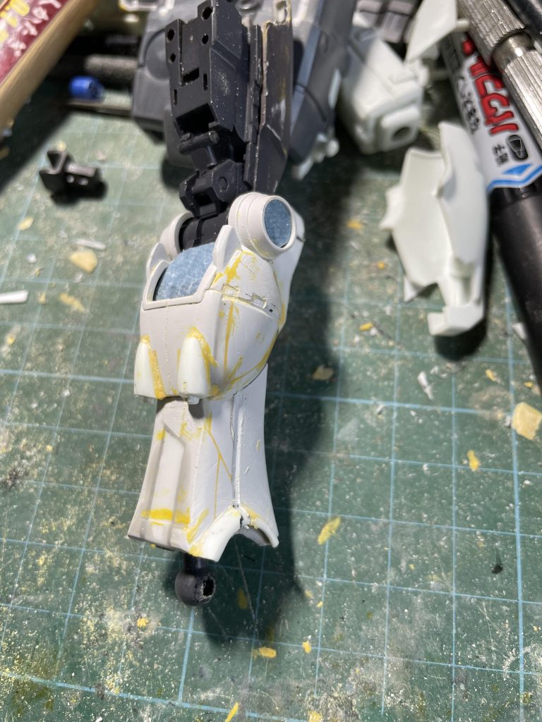 万博ガンダムは今時の細かいモールドが、入っているのですが、今回は劇中のプレーンな感じのGP01にしたかったので、モールドはパテで埋めてしまいました。