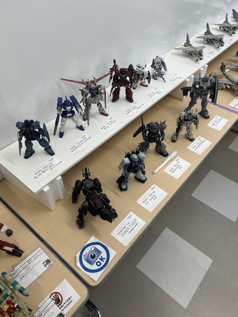 作品名：展示会開催ちゅう<p>本日11/23と24はつなぐ模型展という展示会が開催されております。 近くにお住まいの方は是非ともご参加ください♪ 今回はキャラクターモデルが多めな印象…僕もガンスタに投稿してるものを中心に持っていきました。 まだまだ写 […]</p>
