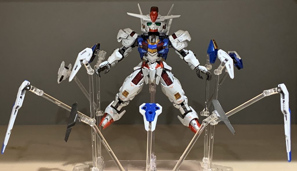 水星の魔女スタンドを使ってエスカッシャン展開。現在はこのポーズで飾っています。