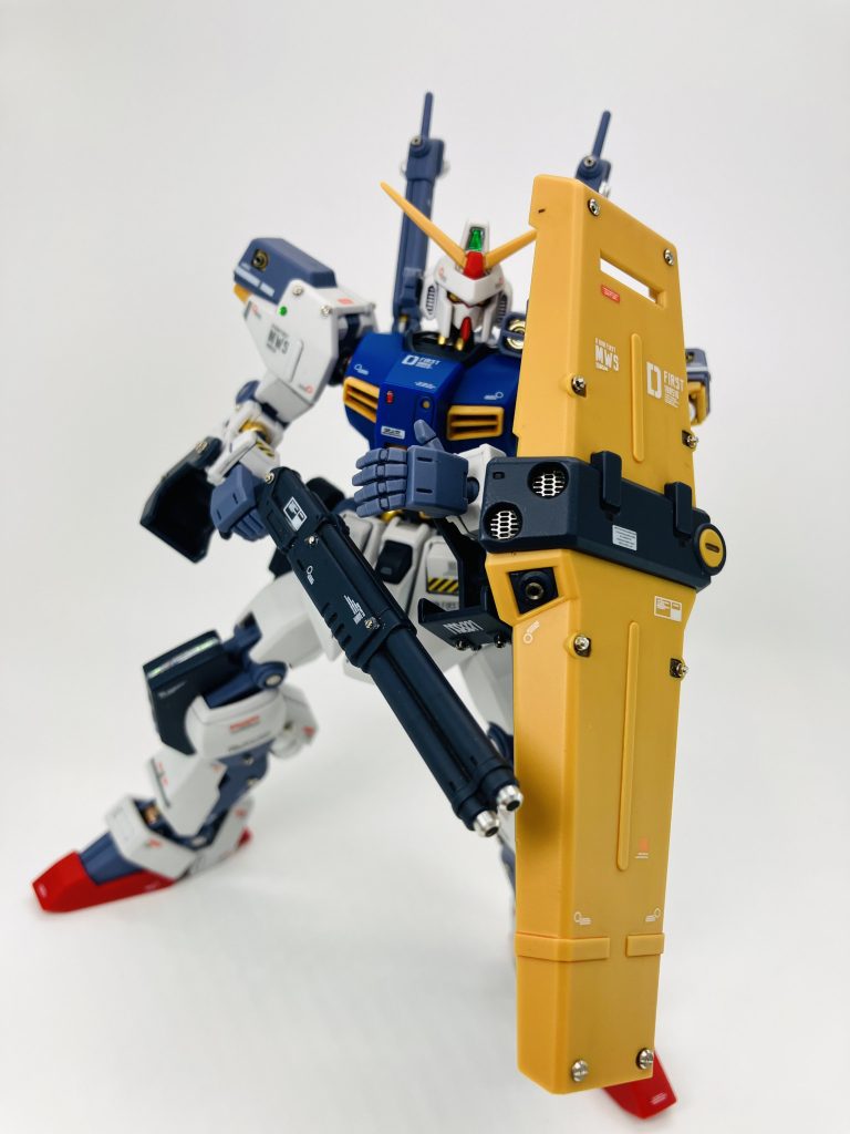 シールドには思いつきでメッシュグリルを表現😉両脚部の膝あたりのスリット状のモールドにはオーロラデカール&レジン液でセンサーっぽく🥴バイアランの時の反省を生かして下地にシルバーを、オーロラっぽくなりました🤗 ですがレジン液は少なめの控えめな輝きで✨