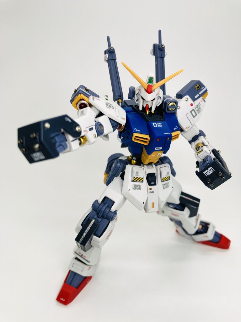 両腕には🥊接近戦ボクシング用の武装が面白いですね😚そのナックルクラッシャーにも、とりあえずメタルパイプなど付けるんですが🤩