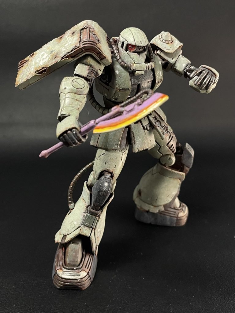 塗装は、前の旧キットザクのとよもぎ色とホワイト混ぜたので基本色です。ドアンザクは海の中を通ってミサイル基地に行くのを常に行う、かなり変わった運用をされているので、土汚れはつけず、乾いた機体には白く塩が残るようにウェザリングカラーのマルチホワイトでウォッシング。ヒートホークの刃はスーパーシャインシルバーを下地に表し、黄色、ホワイトでグラデ塗り分け。