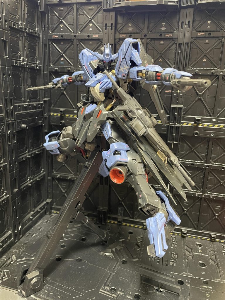 最終組み付け段階で、右肩が捻じ切れそうになり、ポージングはこれが限界😭制作途中でシリンダー部分も破損したので、ランナーで応急処置💦